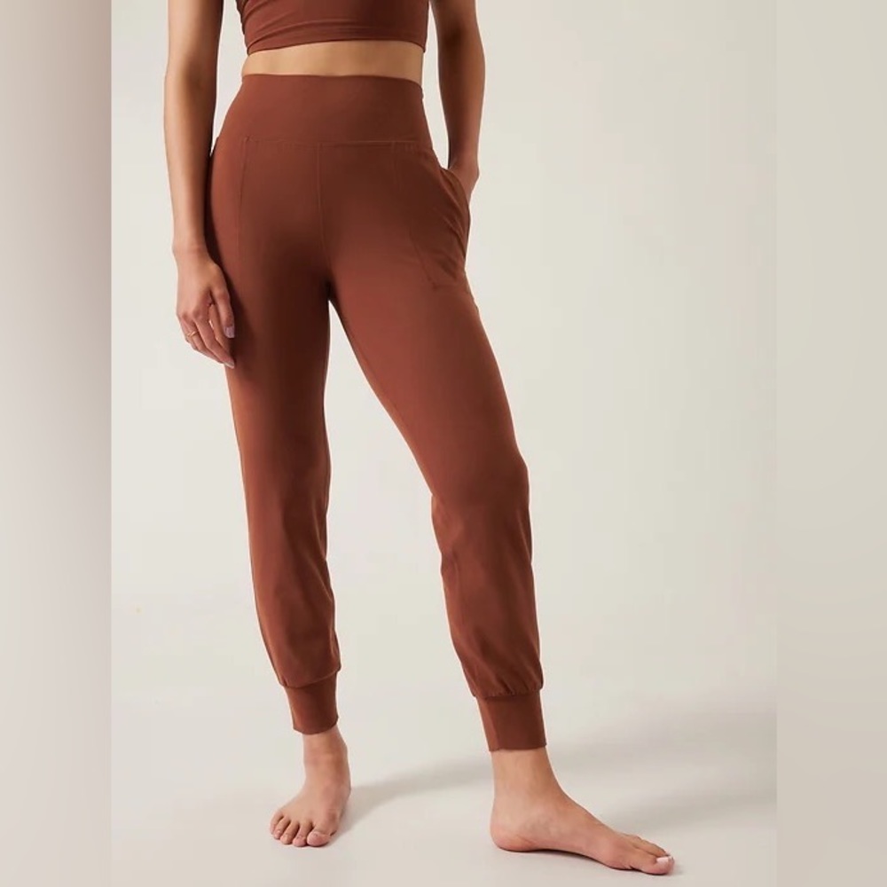 BNWT never worn Athleta salutation joggers in burnt orange/mahogany